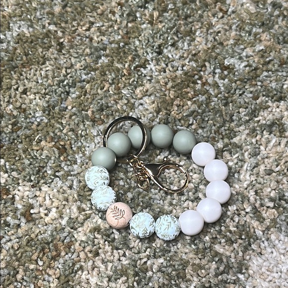 Fern Artichoke Green Cream Keychain Bracelet Wristlet Silicone Beaded 1 Wooden - Picture 4 of 4